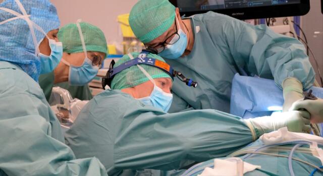 La Norvegia chiama gli endocrinochirurghi dell&#8217;Aoup a insegnare la tiroidectomia transascellare robotica