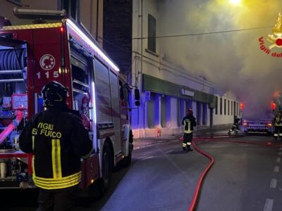 In fiamme camion dei rifiuti