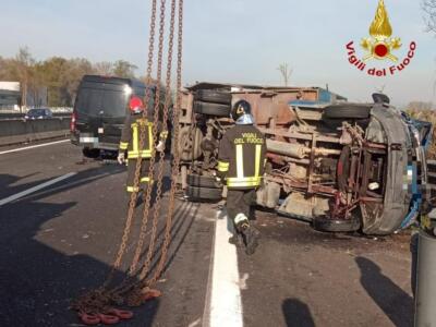 Incidente stradale, coinvolte 5 autovetture e due furgoni