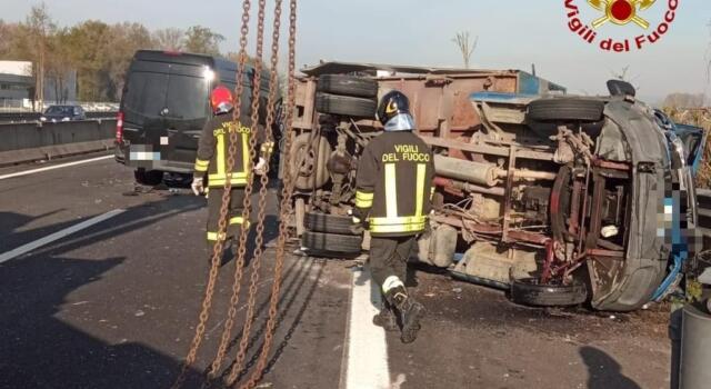 Incidente stradale, coinvolte 5 autovetture e due furgoni