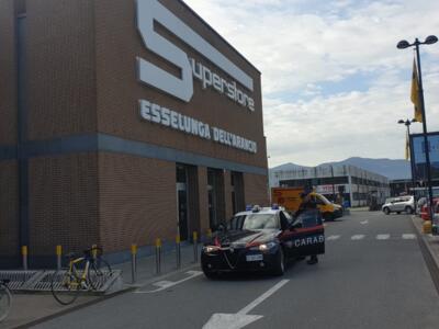 Ruba generi alimentari al supermercato e aggredisce i Carabinieri