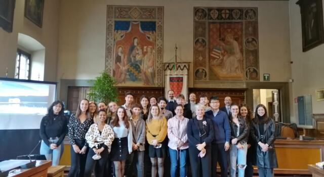 Gli studenti francesi dell&#8217;Université Clermont Auvergne in visita a Prato per conoscere il sistema dei Consigli comunali￼￼