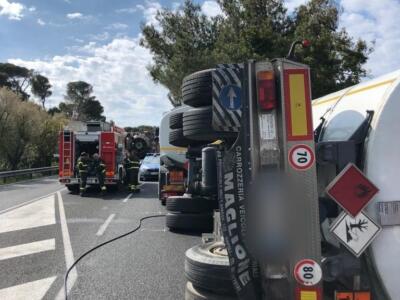 Livorno: finito in mare il gasolio uscito dall’ autocisterna ribaltata, divieto di balneazione