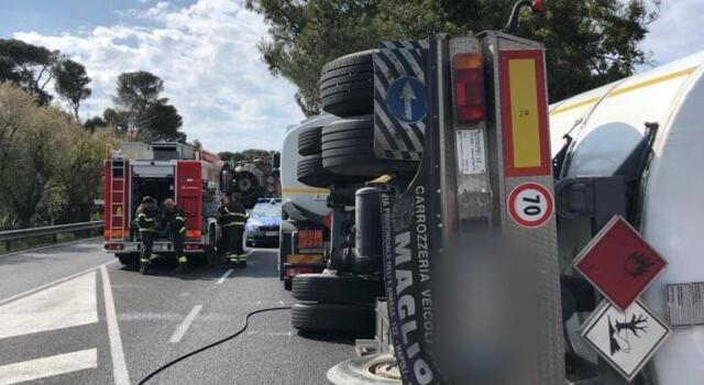 Livorno: finito in mare il gasolio uscito dall&#8217; autocisterna ribaltata, divieto di balneazione