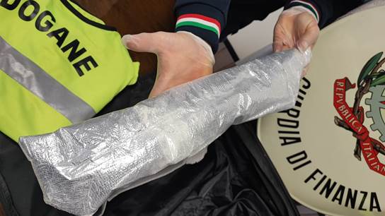 Droga: da Amsterdam con 1,3 chili di cocaina pura, arrestato in aeroporto