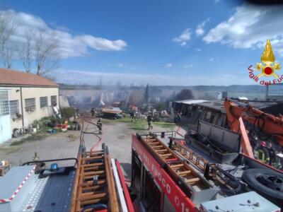 In fiamme mobilificio, in azione anche i vigili del fuoco di Siena