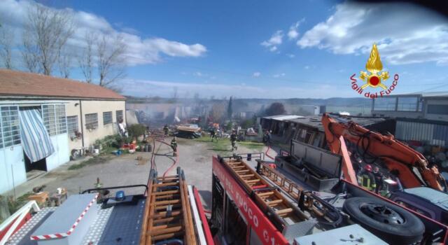 In fiamme mobilificio, in azione anche i vigili del fuoco di Siena