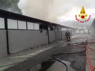 In fiamme deposito di mobili, vigili del fuoco in azione