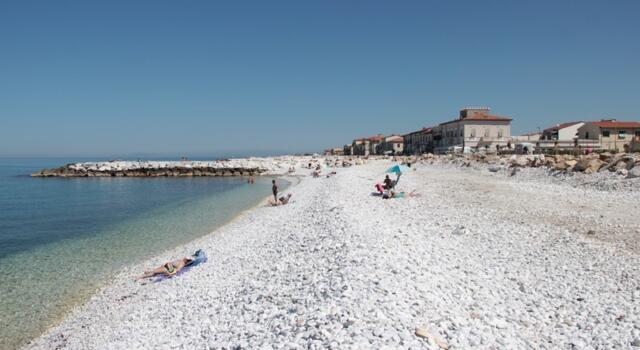  Litorale, al via i lavori di spianamento delle spiagge di ghiaia a Marina di Pisa