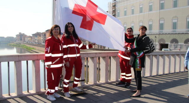 Bandiera sul Ponte di Mezzo per celebrare la Croce Rossa