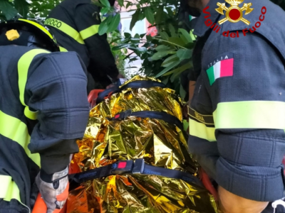 Uomo 93enne scivola lungo una scarpata, recuperato con la barella e trasportato in ospedale