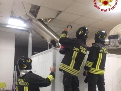 Principio d’incendio all’interno dell’Ipercoop di Livorno, intervento ancora in corso dei vigili del fuoco