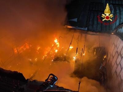 Incendio capannone industriale, situazione sotto controllo dai Vigili del Fuoco