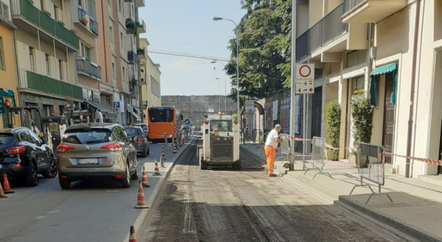 Via della Costituzione: partiti stamani i lavori di risanamento della pavimentazione stradale