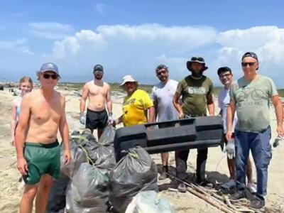 Spiaggia di San Rossore, pulizia via mare: il Circolo Vela Toscana in azione con barca e gommoni