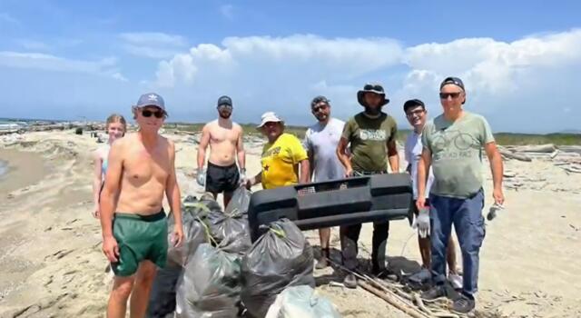 Spiaggia di San Rossore, pulizia via mare: il Circolo Vela Toscana in azione con barca e gommoni