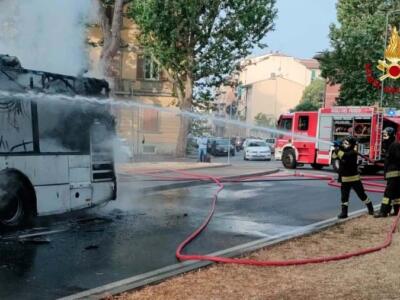 Incendio di un autobus in centro a Firenze, situazione sotto controllo dai Vigli del Fuoco