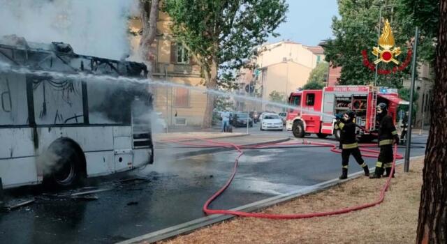 Incendio di un autobus in centro a Firenze, situazione sotto controllo dai Vigli del Fuoco