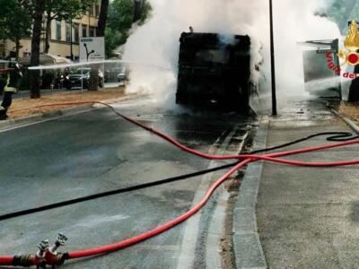 Firenze: trovato corpo carbonizzato dentro auto andata in fiamme