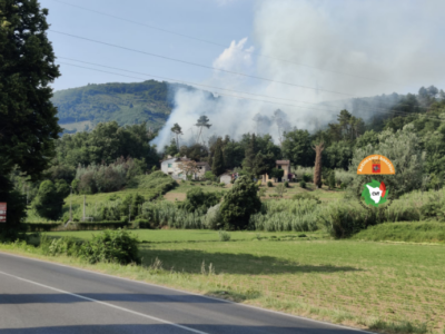 In fiamme boschi in Lucchesia, rogo si avvicina a case