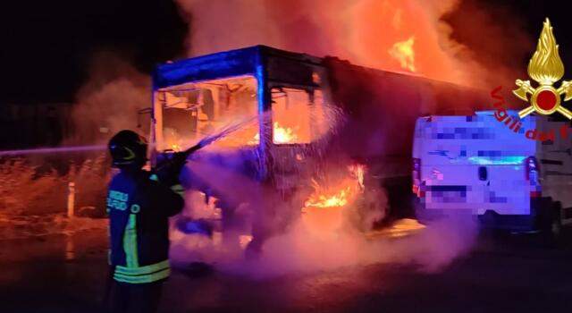 Incendio di un furgone nella notte a Pistoia, non ci sono persone coinvolte