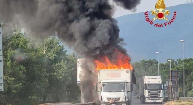 Capannori, mezzo pesante in fiamme all&#8217;uscita del casello autostradale