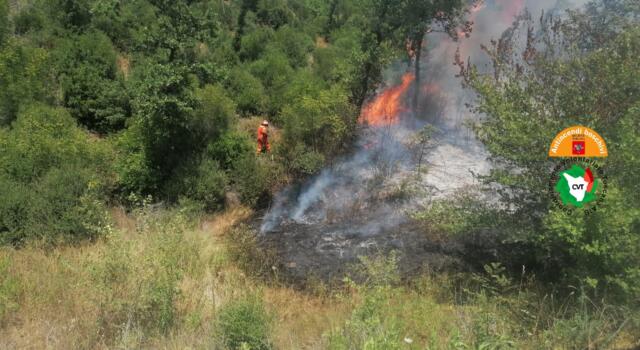 Incendi: fiamme bosco, in azione 2 elicotteri e squadre a terra