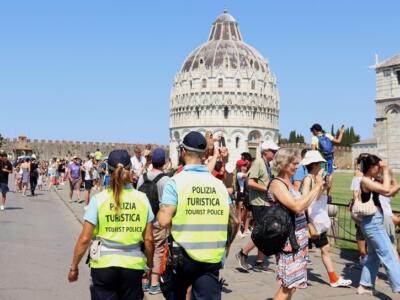 Pisa, Sicurezza e accoglienza: al via il servizio di Polizia Turistica della Municipale 