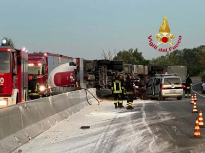 Si ribalta camion sulla Fi-Pi-Li a Pontedera, un ferito e traffico in tilt
