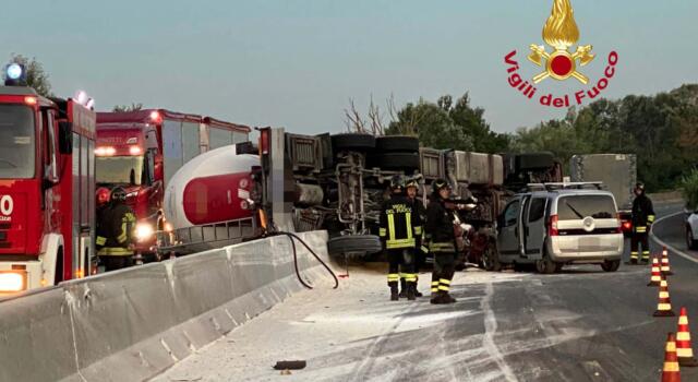 Si ribalta camion sulla Fi-Pi-Li a Pontedera, un ferito e traffico in tilt