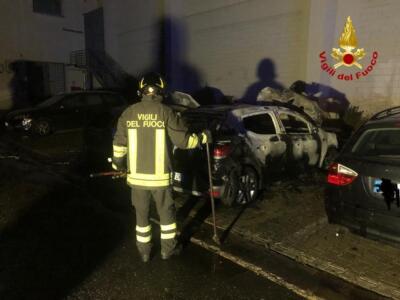Incendio di due automobili e un motorino nella notte a Prato