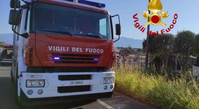 Incendio di sterpaglie a Campi Bisenzio, distrutte 24 automobili di un rivenditore