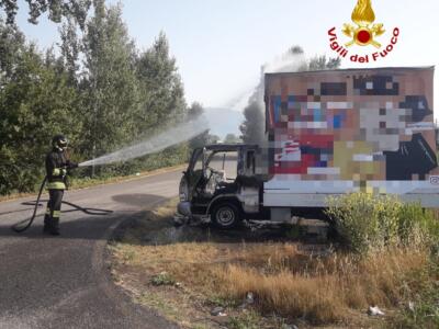 Incendio furgone a Capannori, uscita dell’autostrada A11