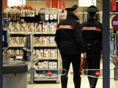 Ruba merce per oltre 2mila euro al supermercato, arrestato 59enne