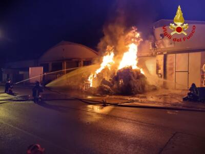 Incendio nella notte all’esterno di fabbrica tessile