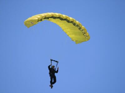 Incidente durante il lancio, ferito paracadutista 35enne