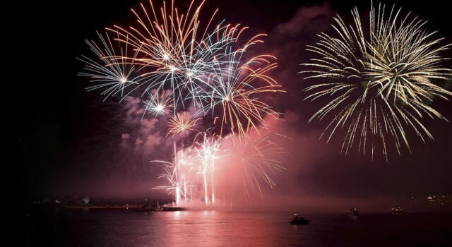 Marenia: a Marina di Pisa tornano i fuochi d’artificio sul lungomare. L’appuntamento sabato 27 agosto 