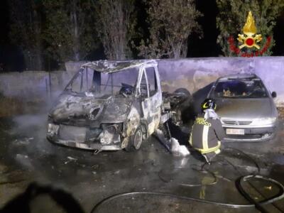 Livorno: incendio distrugge camper e danneggia 3 mezzi 