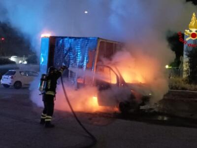 In fiamme un furgone, notte di lavoro per i vigili del fuoco