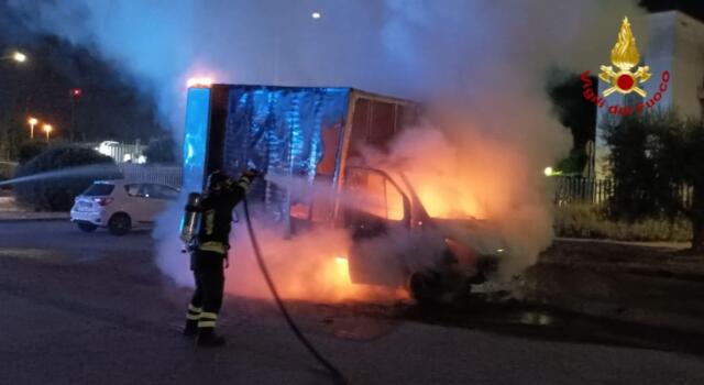 In fiamme un furgone, notte di lavoro per i vigili del fuoco