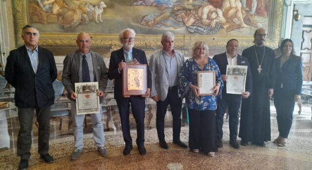 Pisa, all’assessore al sociale il riconoscimento della Confederazione Internazionale dei Cavalieri Crociati Guardiani di Pace 