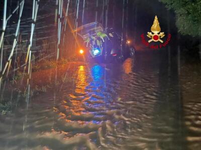 Maltempo, fango e acqua sulle strade, automobilisti bloccati e salvati dai pompieri