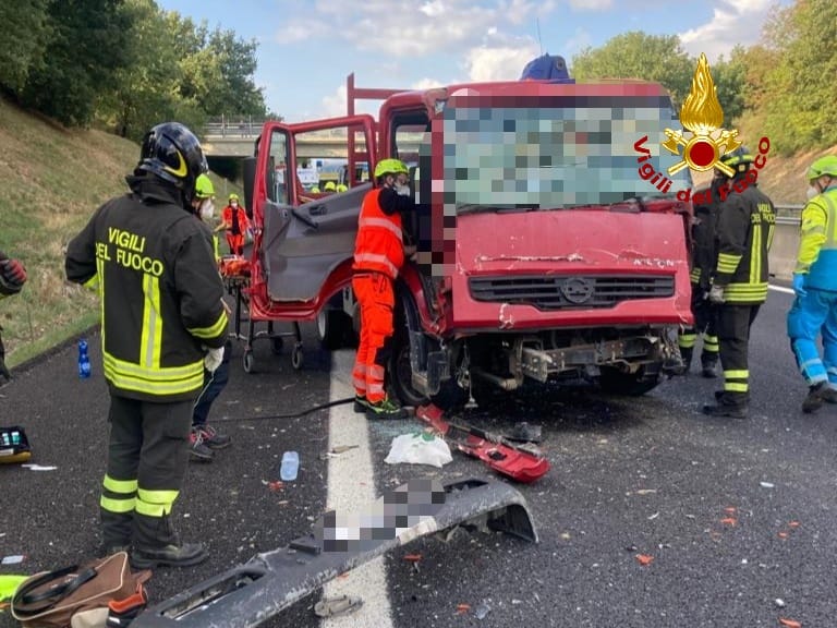 Incidenti Stradali Tamponamento Tra Autocarro E Autoarticolato Un 