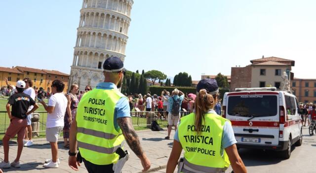Pisa, sicurezza e accoglienza: i dati del primo anno di attività della Polizia Turistica in piazza Duomo