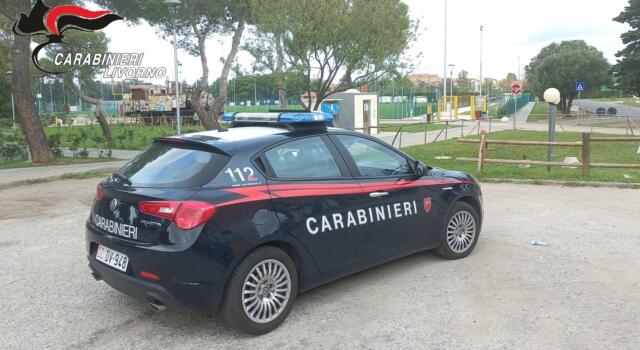 Insegue in auto l’ex fidanzata, arrestato dai carabinieri di Collesalvetti, in casa aveva anche della droga 