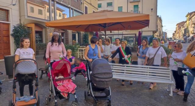 A Pisa, Pontedera e Volterra inaugurate tre panchine bianche dedicate all&#8217;allattamento