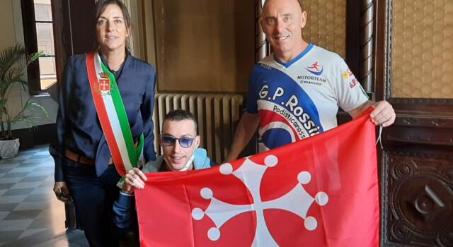 Sport, consegnata bandiera di Pisa a Federico e Francesco che parteciperanno a maratona di New York