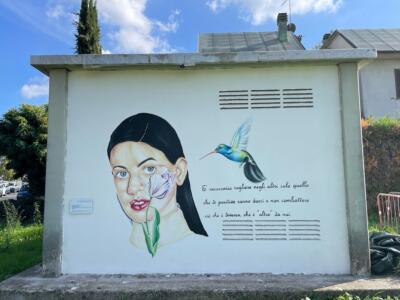 Torrita di Siena, la cabina elettrica diventa opera d’arte, inaugurata street art “Il colibrì”