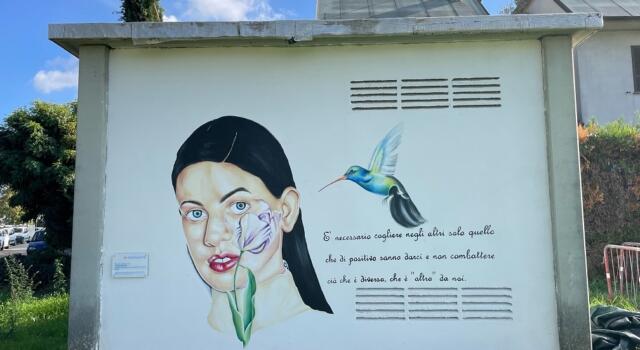 Torrita di Siena, la cabina elettrica diventa opera d&#8217;arte, inaugurata street art &#8220;Il colibrì&#8221;