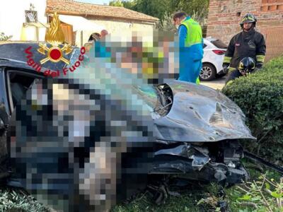 Incidente stradale tra due autovetture, un uomo estratto dal veicolo e affidato al 118